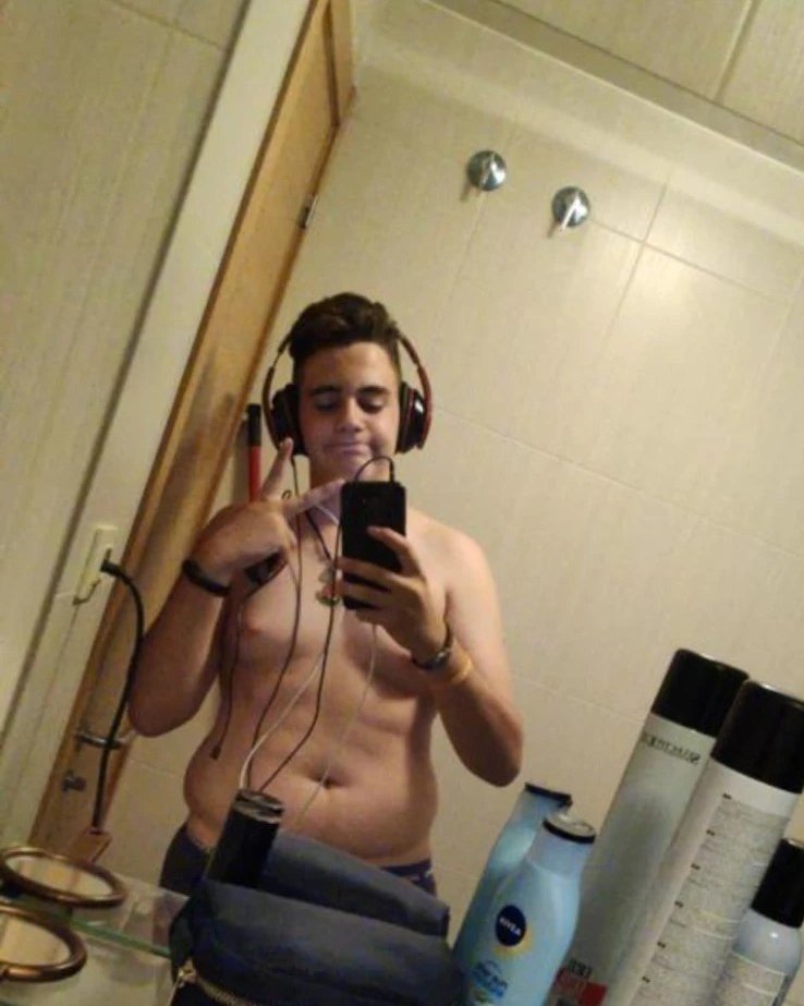 Marc de adolescente, con sobrepeso, en el espejo