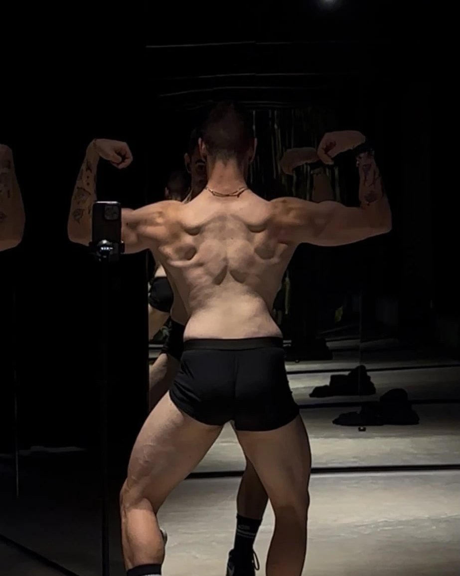 Marc de espaldas mostrando la espalda